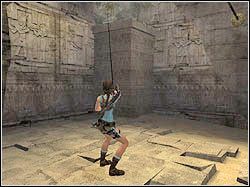 Stań na środku sali, zwróć się w stronę jednego z rogów komnaty, tam gdzie widniej kwadrat rzeźby z obręczą - 10. Świątynia Khamoon (1) | Egipt w Tomb Raider Anniversary - Tomb Raider: Anniversary - poradnik do gry