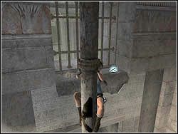 Chwiejąc się na szczycie słupa oddaj skok na sąsiedni pal, wdrap się po nim na górę i przeskocz w niszę z kratą - 10. Świątynia Khamoon (3) | Egipt w Tomb Raider Anniversary - Tomb Raider: Anniversary - poradnik do gry