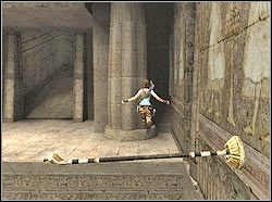 Wdrap się na poziom podłogi, przeskocz na drążek po lewej i dalej z niego na wprost na dużą połać podłogi - 11. Obelisk Khamoon (2) | Egipt w Tomb Raider Anniversary - Tomb Raider: Anniversary - poradnik do gry