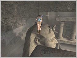 Po zabiciu stworów zlokalizuj wysoko nad głową obręcz, wybij się w jej stronę i zaczep o nią linką - 12. Sanktuarium Dziecięcia (1) | Egipt w Tomb Raider Anniversary - Tomb Raider: Anniversary - poradnik do gry