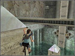 Wisząc na krawędzi płyty tuż nad wodą skocz do tyłu na dopiero co wynurzoną kolumnę, łapiąc się występu w niej - 12. Sanktuarium Dziecięcia (część 4) | Egipt w Tomb Raider Anniversary - Tomb Raider: Anniversary - poradnik do gry