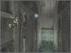 Przesuń się w prawo na rękach, obejdź stopę i gdy dojdziesz od końca występu, odnajdź wzrokiem obręcz - tkwi powyżej, na prawo od ciebie - 12. Sanktuarium Dziecięcia (część 4) | Egipt w Tomb Raider Anniversary - Tomb Raider: Anniversary - poradnik do gry