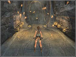 Trzecią pułapką w korytarzu są znowu plujące kulkami działka - tym razem ustawione w dwóch rzędach - i ponownie potrójne, miażdżące wrota - 14. Wielka Piramida (2) | Zaginione Miasto w Tomb Raider Anniversary - Tomb Raider: Anniversary - poradnik do gry