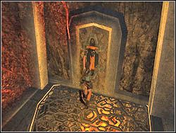 Zakręćcie ponownie stołem, po czym pobiegnij i wdrap się na drabinę, zlokalizowaną obok wąskiego, pionowego pasa napisów i kokonu - 14. Wielka Piramida (2) | Zaginione Miasto w Tomb Raider Anniversary - Tomb Raider: Anniversary - poradnik do gry