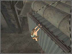 Wyjdź ze sterówki, a następnie wskocz na paczki przy schodach - 13. Kopalnie Natli (2) | Zaginione Miasto w Tomb Raider Anniversary - Tomb Raider: Anniversary - poradnik do gry