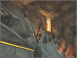 Ze szczytu skały wybij się teraz na wystające z pochyłej ściany piramidy kolumny, wyglądające jak wielkie kolce - 13. Kopalnie Natli (3 | Zaginione Miasto w Tomb Raider Anniversary - Tomb Raider: Anniversary - poradnik do gry