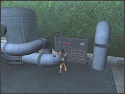 Podejdź do rurociągu zlokalizuj w nim zawór i chwyć go kluczem francuskim, po czym przekręć całość o pół obrotu - Posiadłość Croftów (4) | Trening w Tomb Raider Anniversary - Tomb Raider: Anniversary - poradnik do gry