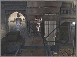 Zabierz małą apteczkę, leżącą koło posągu konia i wracaj z powrotem do na platformę, z której zrzucałaś skrzynkę z czerwoną nalepką - Posiadłość Croftów (6) | Trening w Tomb Raider Anniversary - Tomb Raider: Anniversary - poradnik do gry