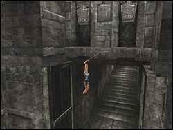 Przejdź na rękach w lewo do końca, a następnie wybij się w lewo tak, by złapać się widniejącej opodal poprzeczki (możesz to zrobić tylko wtedy, gdy wcześniej otworzyłaś wrota) - Poziom 02. Górskie Jaskinie (2) | Sekrety w Tomb Raider Anniversary - Tomb Raider: Anniversary - poradnik do gry