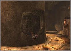 Stąd tylko sus na ziejącą ogniem kolumnę z wnęką z cennym przedmiotem i już Relikwia 2/2 - Protoma z łbem gryfa jest w twoich rękach - Poziom 08. Pałac Midasa (2) | Sekrety w Tomb Raider Anniversary - Tomb Raider: Anniversary - poradnik do gry