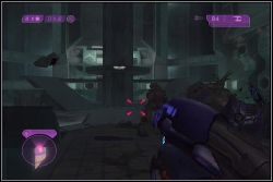 Po wszystkim wyjdź drzwiami i idąc korytarzem, dotrzesz do dużego pomieszczenia, gdzie toczy się walka między zakażonymi i Heretykami - 5. The Oracle - Halo 2 - PC - poradnik do gry