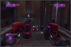 Zaraz za pomieszczeniem z dużą ilością Brutes znajdziesz Fuel Rod Gun, a niedługo potem amunicję do niego - 11. Uprising - Halo 2 - PC - poradnik do gry