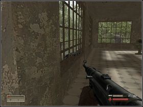 Jako że z wagonu ostrzeliwuje nas bardzo nieprzyjemnie ustawiony nieprzyjaciel, należy go zabić w pierwszej kolejności - Misja 2 - O jeden most za daleko - cz. 2 | Mortyr III Akcje Dywersyjne - Mortyr III: Akcje Dywersyjne - poradnik do gry