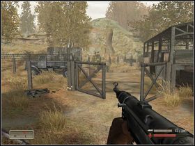 Po krótkiej chwili do koszar wbiegną dwaj wrogowie - Misja 3 - Tygrysy we mgle - cz. 1 | Mortyr III Akcje Dywersyjne - Mortyr III: Akcje Dywersyjne - poradnik do gry