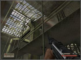 Obok drewnianych skrzyń leżą dwie apteczki - Misja 8 - Ostateczne uderzenie - cz. 2 | Mortyr III Akcje Dywersyjne - Mortyr III: Akcje Dywersyjne - poradnik do gry