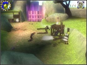 Po minięciu ostatniej pułapki zniszcz posąg bobra oraz pień z prawej, dzięki czemu dotrzesz do kolejnego kubka [1] - [Solucja] Etap 14 - Wzgórza Merlina | Shrek Trzeci - Shrek Trzeci - poradnik do gry