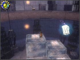 W kolejnym pomieszczeniu skieruj się na metalowe skrzynie z prawej, stamtąd wskocz na klatkę, a potem na podwyższenie, gdzie znajdziesz kolejny rondelek z jabłkiem [1] - [Solucja] Etap 15 - Zamek Złej królowej | Shrek Trzeci - Shrek Trzeci - poradnik do gry