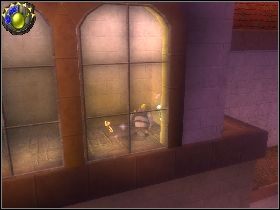 Przejdź przez przejście z lewej, załatw dwa drzewa i zniszcz beczki w lewym narożniku - [Solucja] Etap 19 - Zniszczone ulice | Shrek Trzeci - Shrek Trzeci - poradnik do gry