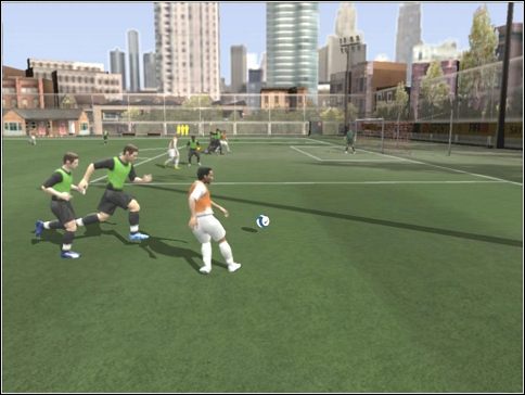 Drugi rodzaj tej zagrywki to puszczenie szybkiej piłki dołem - Dośrodkowania | Sterowanie | FIFA 08 - FIFA 08 - poradnik do gry
