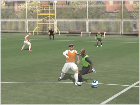 Pierwsze z takich zagrań, to bezpieczny odbiór piłki - Gra w obronie | Sterowanie | FIFA 08 - FIFA 08 - poradnik do gry