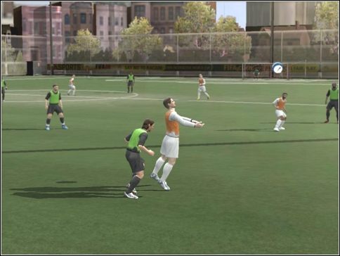 Przy wybiciach z piątki, wyrzutach z autu ustaw swojego zawodnika przed rywalem - Gra w obronie | Sterowanie | FIFA 08 - FIFA 08 - poradnik do gry