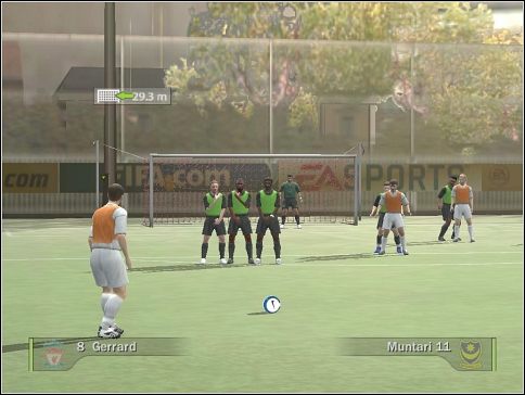 Standardowo, wykonywanie rzutu wolnego bezpośredniego wygląda tak jak na obrazku powyżej - Stałe fragmenty | Sterowanie | FIFA 08 - FIFA 08 - poradnik do gry
