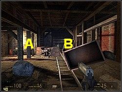 W pomieszczeniu A znajduje się stół ze strzelbą, za nim szafa z zapasami i dziura w ziemi zabita deskami - [Solucja] Początek cz.3 | Half-Life 2 Episode Two - Half-Life 2: Episode Two - poradnik do gry