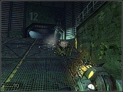 Po odparciu drugiej fali na jednym z frontalnych wejść zabłysną trzy lampki - [Solucja] Ów żywot vortalny cz.1 | Half-Life 2 Episode Two - Half-Life 2: Episode Two - poradnik do gry