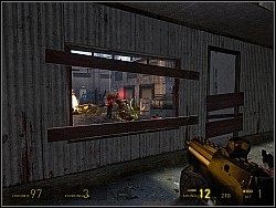Wyjdź przez okno i zabij pozostałych zombie - [Solucja] Poza zasięgiem cz.1 | Half-Life 2 Episode Two - Half-Life 2: Episode Two - poradnik do gry