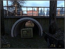 Przejdź do czerwonego samochodu i kucnij pod nim - [Solucja] Poza zasięgiem cz.1 | Half-Life 2 Episode Two - Half-Life 2: Episode Two - poradnik do gry