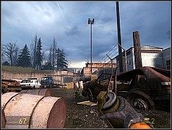 Cały czas kucając, udaj się w stronę budynku - [Solucja] Poza zasięgiem cz.1 | Half-Life 2 Episode Two - Half-Life 2: Episode Two - poradnik do gry