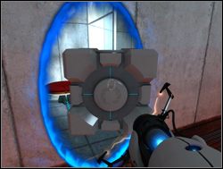 Zeskocz na dół i przejdź razem z kostką do pomieszczenia z przyciskiem (od początku jest tam pomarańczowy portal) - Pomieszczenie testowe nr 04 | Portal - Portal - poradnik do gry