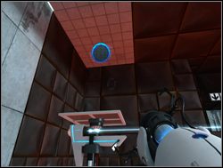 Aby dostać się na platformę, otwórz portal w suficie ponad nią i poczekaj, aż znajdzie się bezpośrednio pod portalem - Pomieszczenie testowe nr 07 | Portal - Portal - poradnik do gry