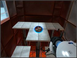 Tym razem trzeba zadziałać odwrotnie: na dole widnieje już pomarańczowy portal, więc musisz stworzyć niebieski w widocznym na górze za twoimi plecami wystającym fragmencie ściany - Pomieszczenie testowe nr 10 | Portal - Portal - poradnik do gry