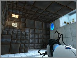 Na metalowym wzniesieniu znajduje się kostka, ale ze względu na materiał nie możesz stworzyć portalu bezpośrednio przy niej - Pomieszczenie testowe nr 14 | Portal - Portal - poradnik do gry