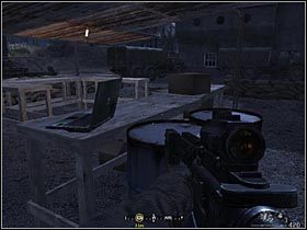 Drugi komputer leży na jednym ze stołów w pobliżu stodoły, w której znajdują się rakiety Stinger do niszczenia śmigłowców - Polowanie | Materiały wywiadowcze | Call of Duty 4 Modern Warfare - Call of Duty 4: Modern Warfare - poradnik do gry