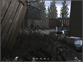 Drugi laptop stoi na beczkach, a pilnowany jest przez grupę żołnierzy wroga, stacjonujących w pobliżu kontenerów - Wszyscy w kamuflażu | Materiały wywiadowcze | Call of Duty 4 Modern Warfare - Call of Duty 4: Modern Warfare - poradnik do gry