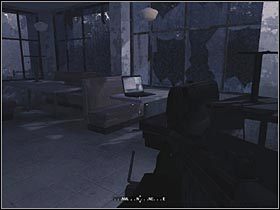 Pierwszy komputer leży na jednym ze stolików w restauracji, którą będziesz miał okazję przejąć już na początku etapu - Grzechy ojca | Materiały wywiadowcze | Call of Duty 4 Modern Warfare - Call of Duty 4: Modern Warfare - poradnik do gry