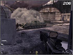 Aby zakraść się w pobliże pojazdu bez groźby utraty życia, musisz stworzyć wpierw zasłonę dymną przy pomocy granatu (#207) - Wszyscy na miejscu | Solucja Call of Duty 4: Modern Warfare - Call of Duty 4: Modern Warfare - poradnik do gry