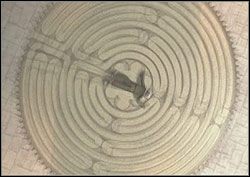 Ostatnia scena odbywa się w katedrze w Chartres, gdzie ojciec Dominique ma widzenie i - Rozdział VI - W cieniu księżyca | Belief & Betrayal Medalion Judasza - Belief & Betrayal: Medalion Judasza - poradnik do gry