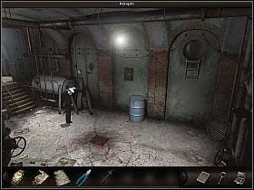 Znalazłszy się na dole, weź szpikulec, leżący na skrzyni pod ścianą (lewy dolny róg ekranu) - Metro (2) | Dzień 10 | Art of Murder Sztuka Zbrodni - Art of Murder: Sztuka Zbrodni - poradnik do gry