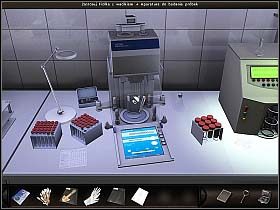 Jednym z posiadanych wacików pobierz próbkę krwi z przechowywanego w woreczku noża (w ekwipunku) - Biuro FBI | Dzień 3 | Art of Murder Sztuka Zbrodni - Art of Murder: Sztuka Zbrodni - poradnik do gry