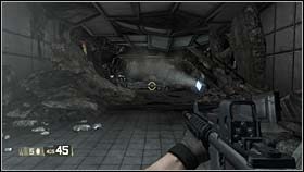 Idąc kolejnym odcinkiem zrujnowanego korytarza możesz czuć się bezpiecznie, gdyż do ostatniego ataku dojdzie na zewnątrz, w blasku zielonego światła (bonus ) - WRECKED - Last Throes | BlackSite Area 51 - BlackSite: Area 51 - poradnik do gry