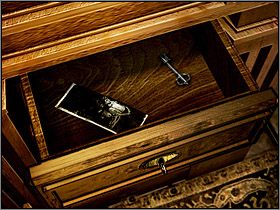 Jednym z kluczy otwórz szufladę biurka i zabierz drugą połówkę fotografii oraz duży zdobiony klucz - Posiadłość Mortonów - Pierwsze piętro (2) | Edward Carnby | Alone in the Dark - Alone in the Dark: Koszmar powraca - poradnik do gry