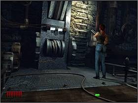 Znajdziesz tu maszynę otwierającą klapę w dachu, jednak ta jest blokowana przez kłódkę - Fort (6) | Aline Cedrac | Alone in the Dark Koszmar powraca - Alone in the Dark: Koszmar powraca - poradnik do gry