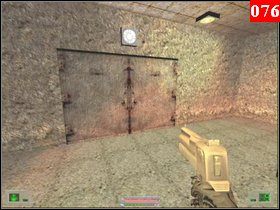 Przez kratę po lewej możesz ustrzelić strażnika na wieży - Misja 03 - Kosowo 2 | Opis przejścia Soldier of Fortune - Soldier of Fortune - poradnik do gry