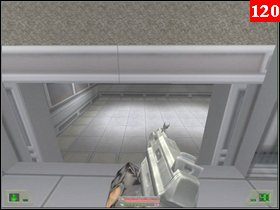 Wyjdź z tego pomieszczenia i skręć w prawo, stłucz jedną z szyb poczym zeskocz na dół, teraz podejdź do drzwi (naprzeciw tych, co się tłucze strażnik) - Misja 04 - Syberia (2) | Opis przejścia Soldier of Fortune - Soldier of Fortune - poradnik do gry