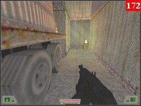 Tam, wejdź schodami na górę (przy nich jest apteczka i kamizelka) i podążaj przez kolejne drzwi, załatwiając przy tym zbirów (w paczce koło ciężarówki jest apteczka) następnie przejdź drzwiami znajdującymi się naprzeciw samochodu - Misja 06 - Nowy Jork | Opis przejścia Soldier of Fortune - Soldier of Fortune - poradnik do gry