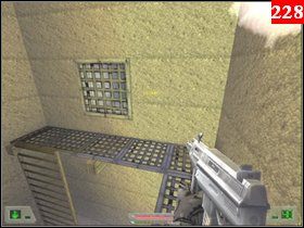 Przejdź na drugą stronę i wciśnij znajdujący się tam przycisk, wyjdź z pomieszczenia i ruszaj przez pierwsze drzwi po prawej (w pomieszczeniu, na półkach po prawej znajdziesz amunicję do bazooki), a następnie wejdź do systemu wentylacji - Misja 08 - Japonia | Opis przejścia Soldier of Fortune - Soldier of Fortune - poradnik do gry