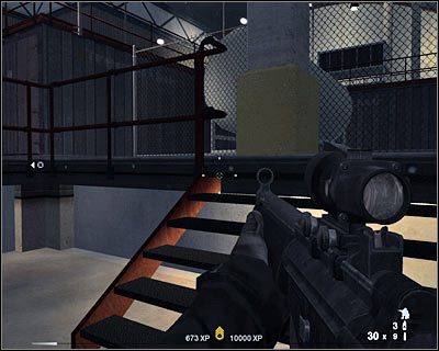 Idź prosto, ale gdy tylko zauważysz wrogów, wycofaj się i schowaj na przykład za beczkami, w miejscu pokazanym na screenie (screen) - Piece (cz.1) | Akt 6 - Pustynia w Newadzie | Rainbow Six Vegas 2 - Tom Clancys Rainbow Six Vegas 2 - poradnik do gry
